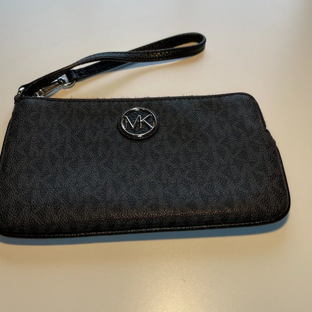 Michael Kors wristlet like new